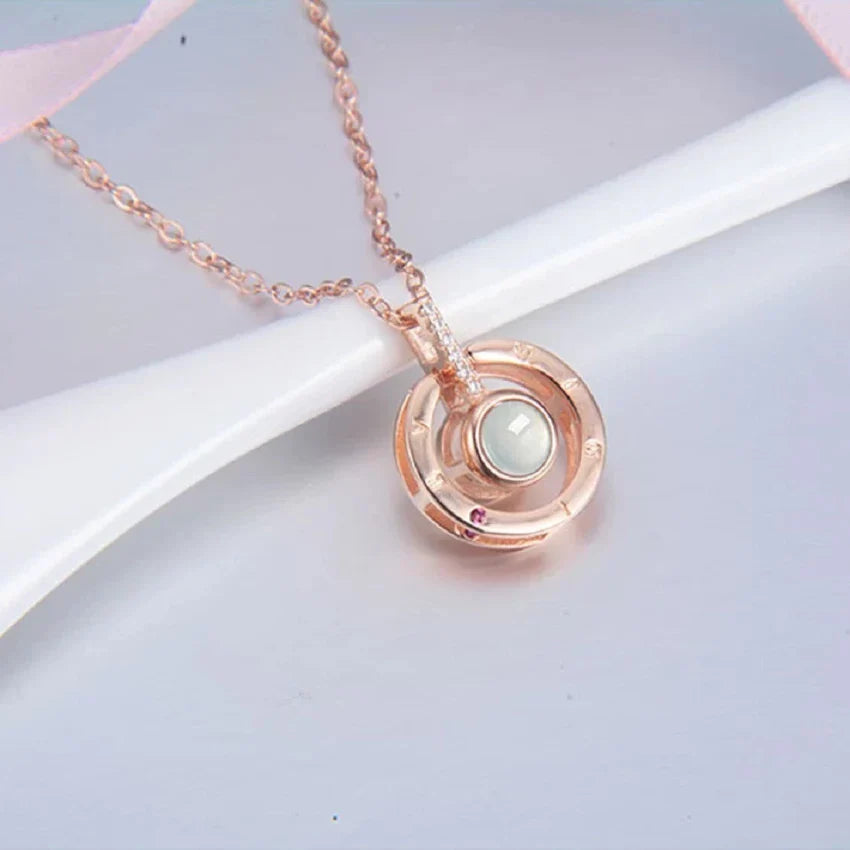 COLLAR AMOR VERDADERO™ - El único collar que proyecta en la pared "Te amo" en 100 idiomas. (Incluye caja).