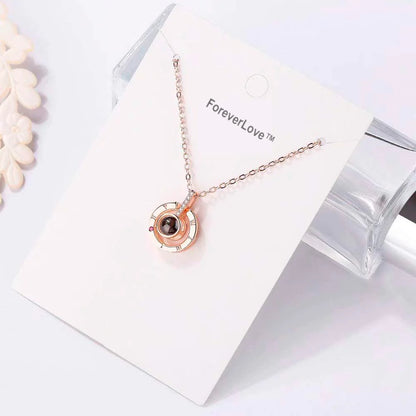 COLLAR AMOR VERDADERO™ - El único collar que proyecta en la pared "Te amo" en 100 idiomas. (Incluye caja).