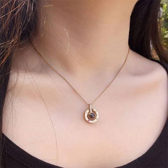 COLLAR AMOR VERDADERO™ - El único collar que proyecta en la pared "Te amo" en 100 idiomas. (Incluye caja).