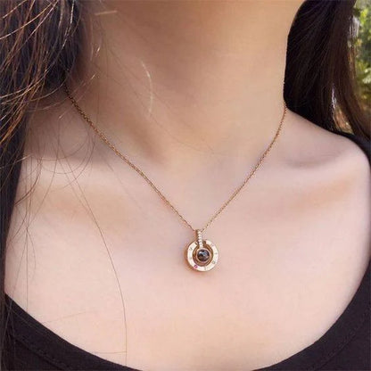 COLLAR AMOR VERDADERO™ - El único collar que proyecta en la pared "Te amo" en 100 idiomas. (Incluye caja).