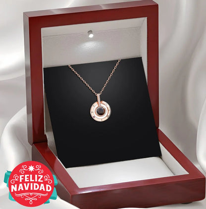 COLLAR AMOR VERDADERO™ - El único collar que proyecta en la pared "Te amo" en 100 idiomas. (Incluye caja).